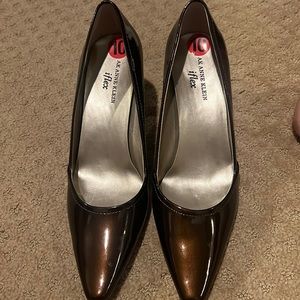 Anne Klein bronze/brown heels. NEW!!! Size 10